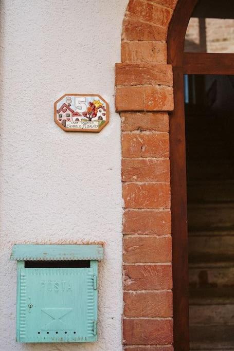 Casa Vacanze L'Angolo Fiorito Bettolle Buitenkant foto