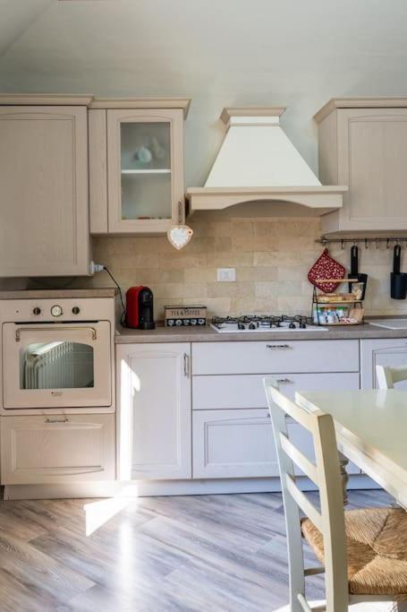 Casa Vacanze L'Angolo Fiorito Bettolle Buitenkant foto