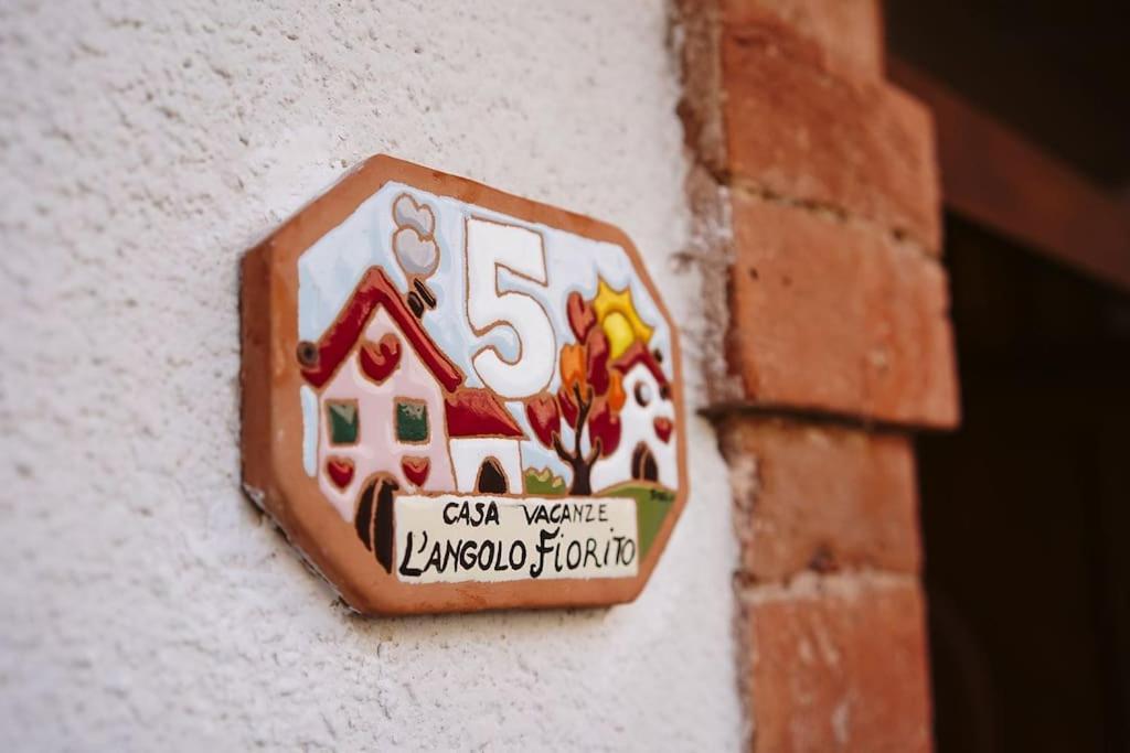 Casa Vacanze L'Angolo Fiorito Bettolle Buitenkant foto