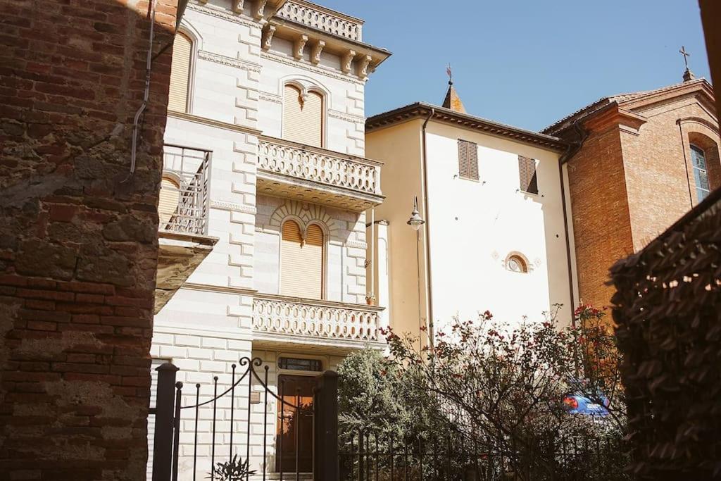 Casa Vacanze L'Angolo Fiorito Bettolle Buitenkant foto