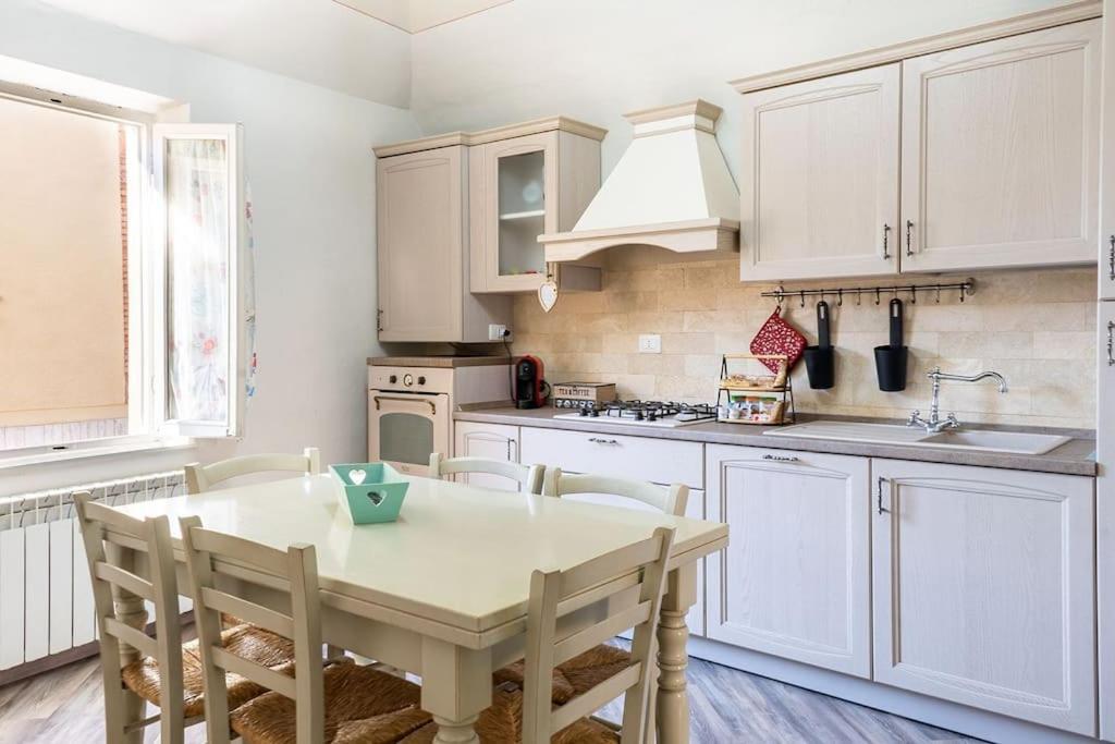 Casa Vacanze L'Angolo Fiorito Bettolle Buitenkant foto