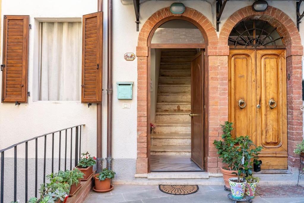 Casa Vacanze L'Angolo Fiorito Bettolle Buitenkant foto