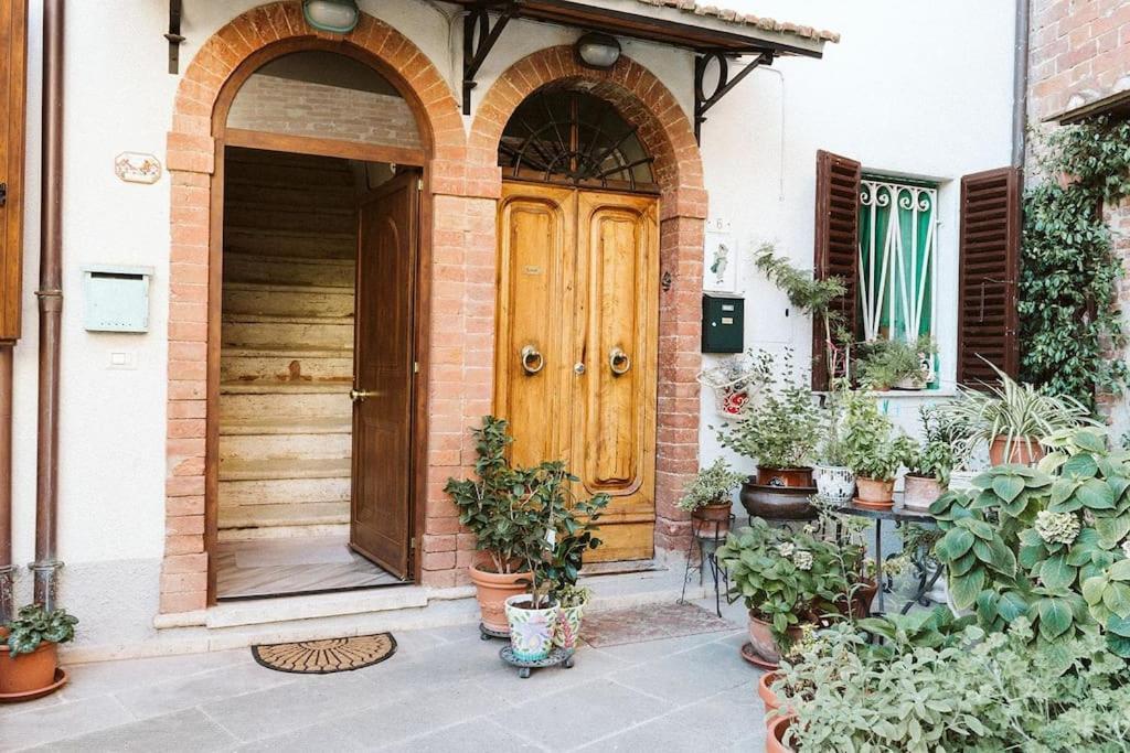 Casa Vacanze L'Angolo Fiorito Bettolle Buitenkant foto