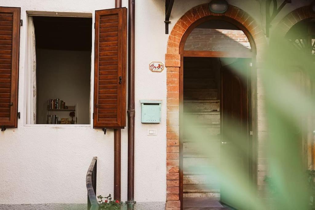 Casa Vacanze L'Angolo Fiorito Bettolle Buitenkant foto