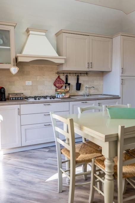 Casa Vacanze L'Angolo Fiorito Bettolle Buitenkant foto